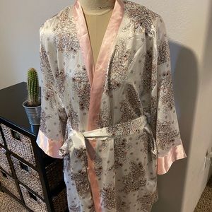 MORGAN TAYLOR | Silk Like Bathrobe